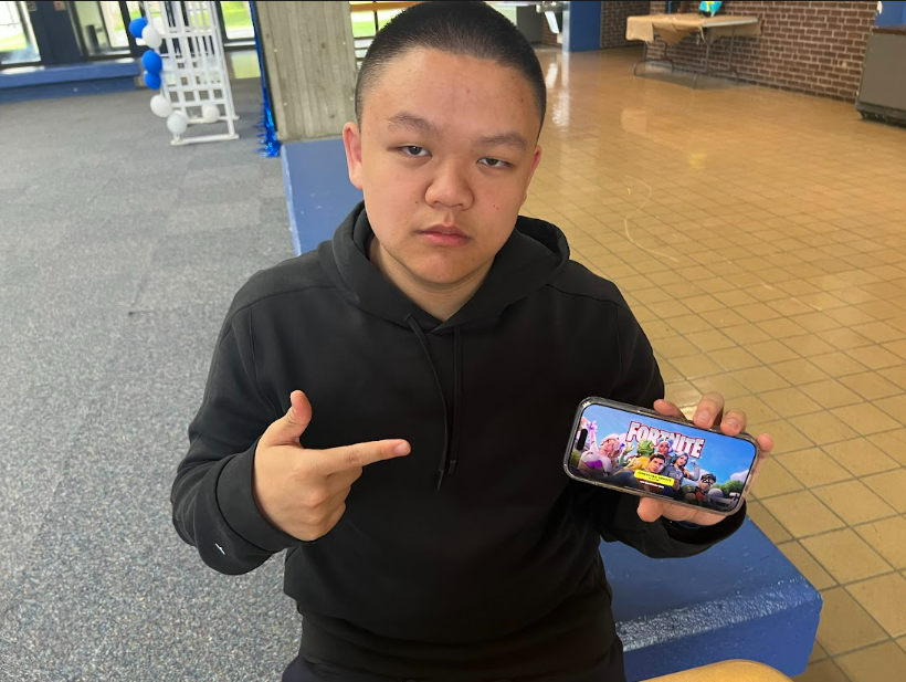 Reporter Evan Ung displays Fortnite mobile on the iPhone.